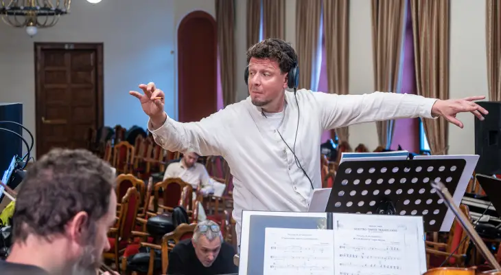 A 2024/25-ös évadot különleges zenei utazással zárja a Liszt Ferenc Kamarazenekar. A május 14-i hangversenyen három rendhagyó mű hangzik el – két kompozíció Veress Sándortól és egy Muszorgszkij-darab 